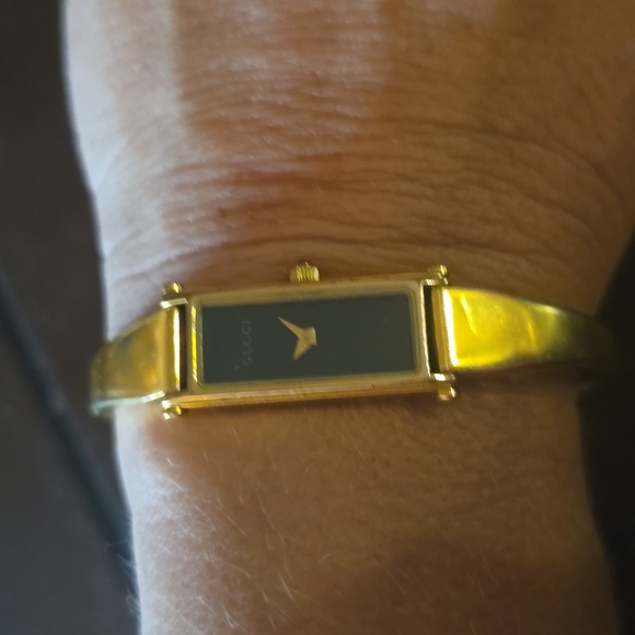 Gucci Gold and Black Watch - Picture 7 of 8